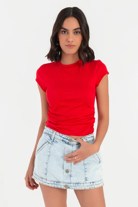 Camiseta básica con plisados en costados